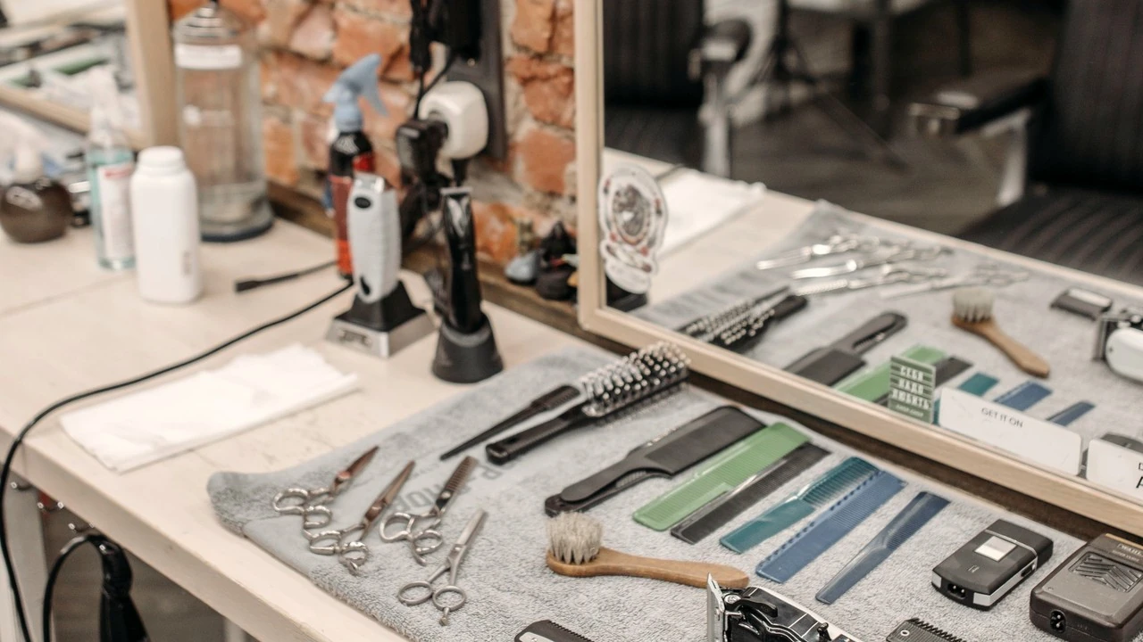 Kämme, Scheren und Haarschneidemaschinen auf einem Handtuch an der Theke eines Barbershops
