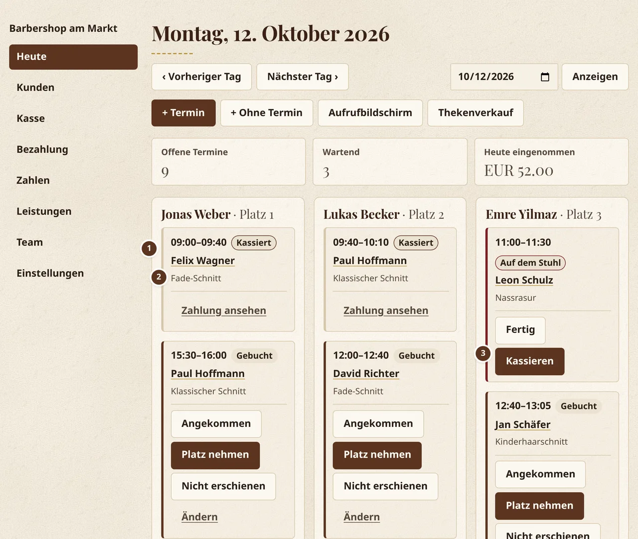 Der Kalender von Corte y Barba: ein Tag mit drei Barbieren in eigenen Spalten, mit kassierten, laufenden und kommenden Terminen
