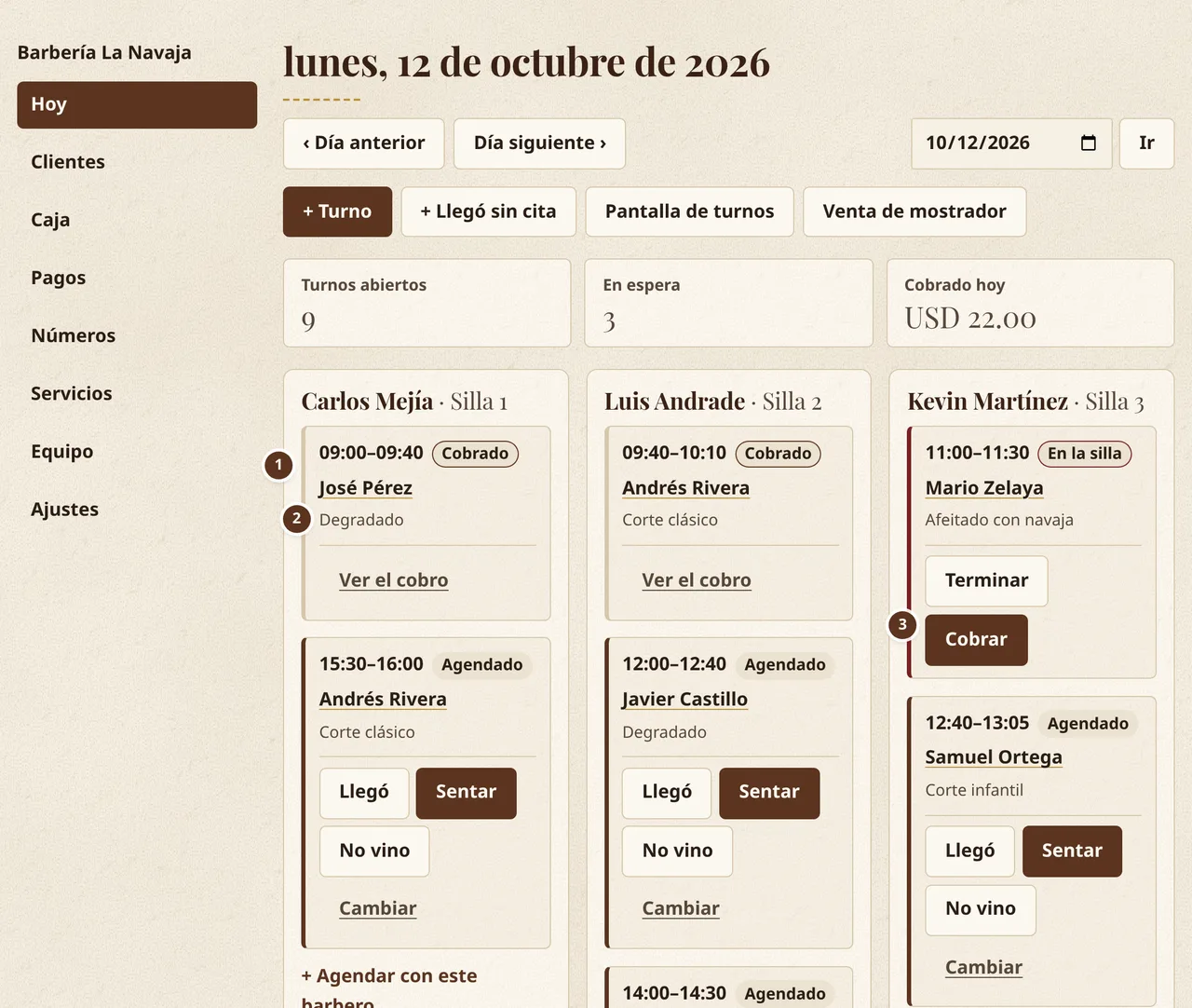 La agenda de Corte y Barba: un día con tres barberos, cada uno en su columna, con turnos cobrados, en la silla y por llegar